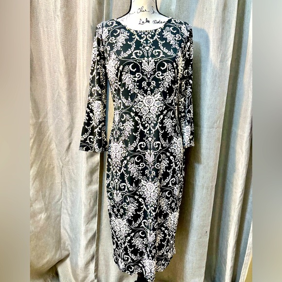 Glamour - Elegant Black and White sheath Patterned Dress - Picture 1 of 4